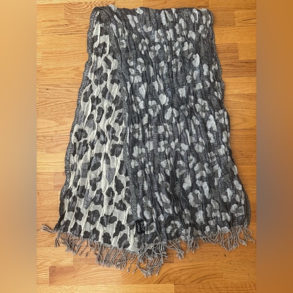 Tolani Womens 100% Pure Wool Reversible Grey Scarf Wrap Gray Leopard Cow Print - Picture 2 of 6